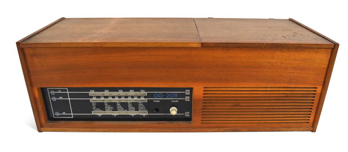 Retro rádio s gramofonem